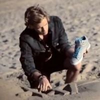 EXCLU : Cody Simpson et la chaussure géante dans #FRANCEWANTSCODY (VIDEO)