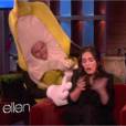Megan Fox se fait surprendre par une banane géante