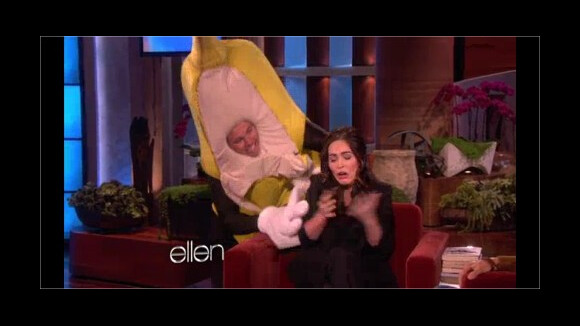 Megan Fox attaquée par une banane géante ! (VIDEO)