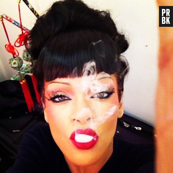 Rihanna en geisha fumeuse !