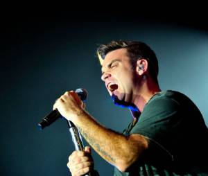 Le micro entre les mains, c'est la rage qui habite Robbie Williams !
