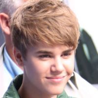 Justin Bieber met sa cape de Superman pour défendre Cody Simpson