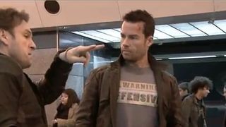 Lock Out : Guy Pearce en pleine action sur le tournage (VIDEO)