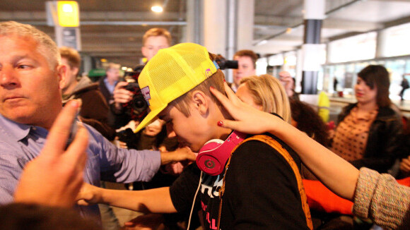 Justin Bieber à Londres : ses fans se l'arrachent et pleurent ! (PHOTOS)