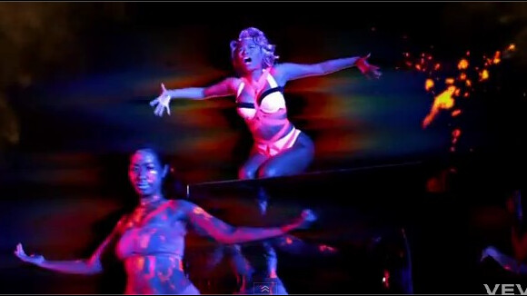 Nicki Minaj : Starships, clip ovni et sexy de la bombe du rap (VIDEO)