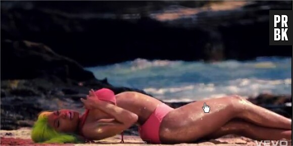 Nicki Minaj en plein rêve sur l'île paradisiaque du clip Starships