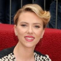 Scarlett Johansson fait le trottoir pour une étoile à Hollywood ! (PHOTOS)