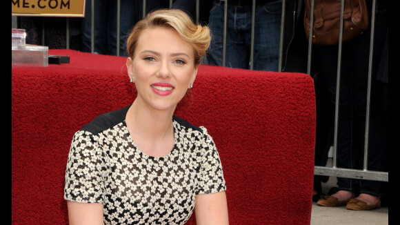 Scarlett Johansson fait le trottoir pour une étoile à Hollywood ! (PHOTOS)