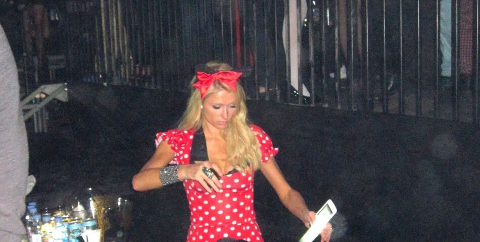 Déjà reine de la nuit, Paris Hilton pourrait mettre à  genoux tous les dancefloors de la planète !