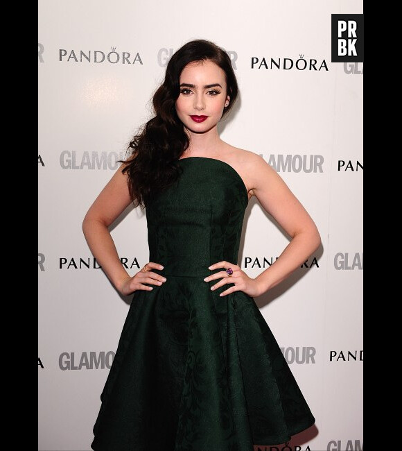 Lily Collins a choisi une robe Alexander McQueen