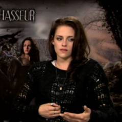 Blanche Neige et le Chasseur : Kristen Stewart "comme une petite fille" sur le tournage ! (VIDEO)