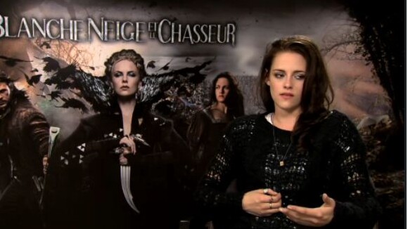 Blanche Neige et le Chasseur : Kristen Stewart "comme une petite fille" sur le tournage ! (VIDEO)