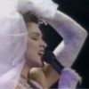 Madonna en robe de mariée pour chanter Like a Virgin