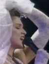 Madonna en robe de mariée pour chanter Like a Virgin