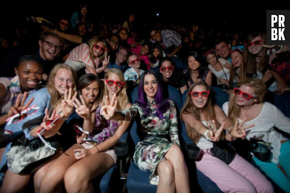 Katy Perry mate son film avec ses fans... mais oublie les lunettes !