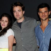 Twilight 5 au Comic Con : Robert Pattinson et Kristen Stewart présentent leur fille ! (PHOTOS)