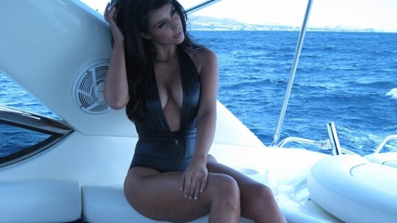 Kim Kardashian : ultra hot dans son bikini...en cuir ! (PHOTOS)