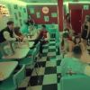 Albiance diner dans le nouveau clip de Caroline Costa