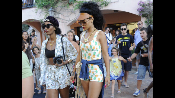 Rihanna : ultra-sexy pour faire du shopping entre girls ! (PHOTOS)