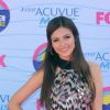 Victoria Justice nous flashe ses jambes !