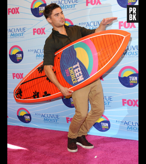 Zac Efron prêt à aller surfer !