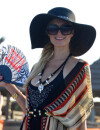 Paris Hilton ne fuit pas vraiment les appareils photo à Saint Tropez
