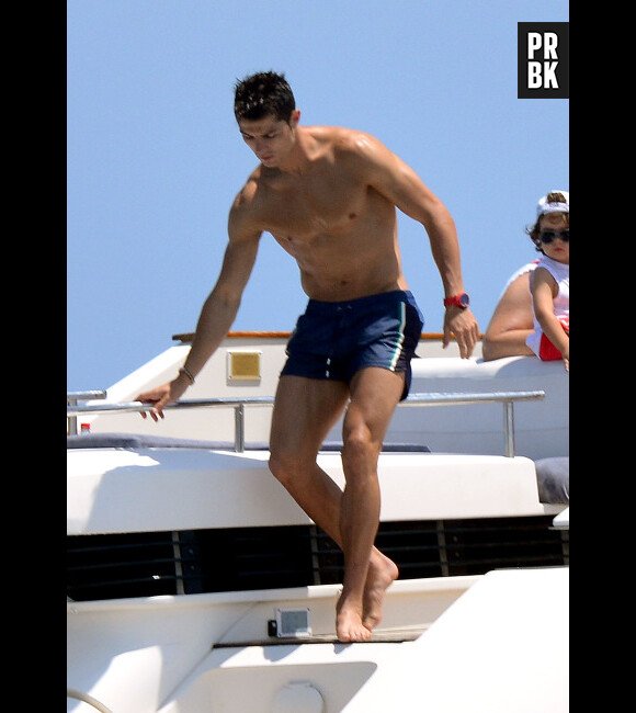 Cristiano Ronaldo affiche son corps de rêve à St Trop'