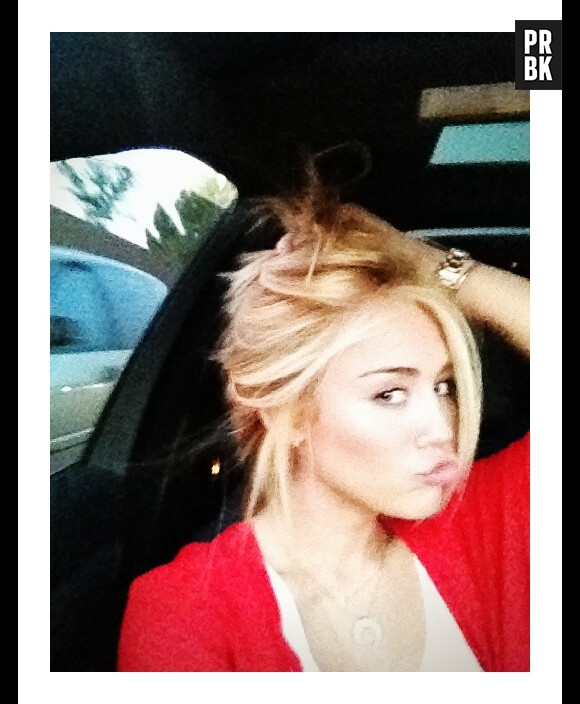 Miley Cyrus ose le blond !