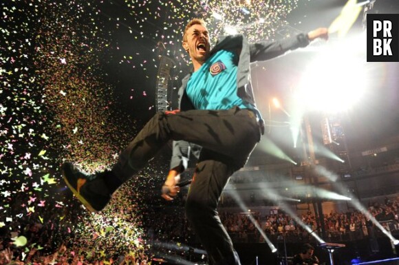 Chris Martin à fond lors d'un concert de Coldplay