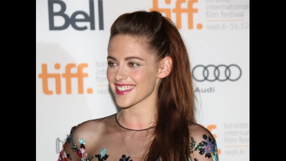Kristen Stewart : Sa 1ère sortie post-Robert Pattinson ? Entre sourire et moue ! (PHOTOS)