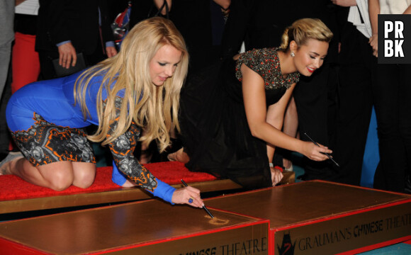 Demi Lovato aux côtés de Britney Spears... et tout ça à quatre pattes !