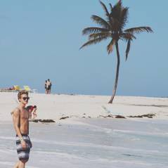 Cody Simpson : Torse nu et sexy sur une plage des Bahamas ! (PHOTOS)