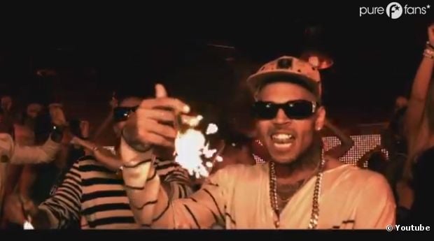 Chris Brown prouve qu'il s'est faire la fiesta dans le clip de Swizz Beatz !