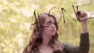 Rebecca Black : In Your Words, le clip de la maturité ! (VIDEO)