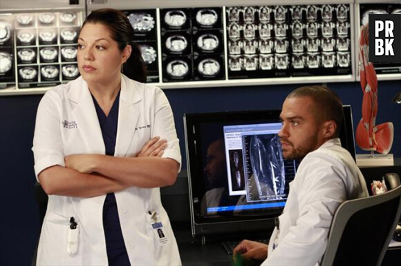 Jackson et Callie prêts à opérer Derek dans Grey's Anatomy