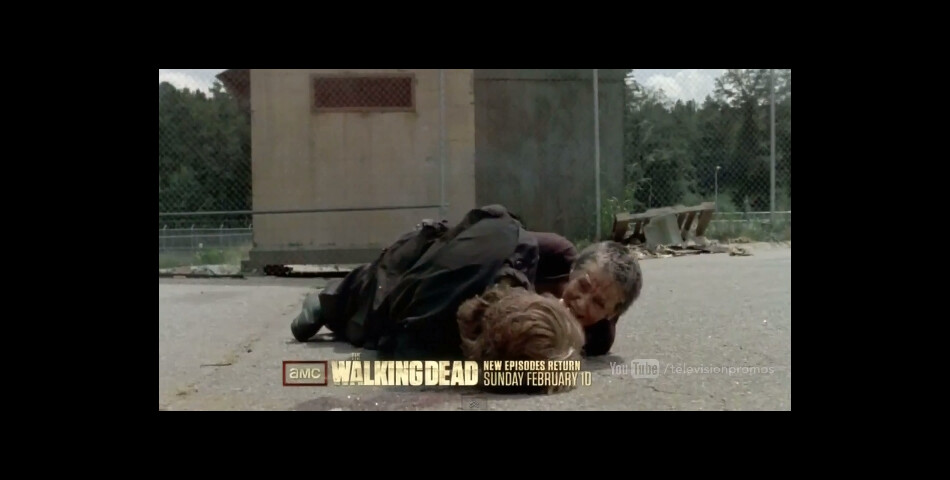 Carol se protège avec le corps d&#039;Axel dans The Walking Dead