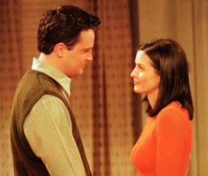 Chandler et Monica se retrouvent dans Go On