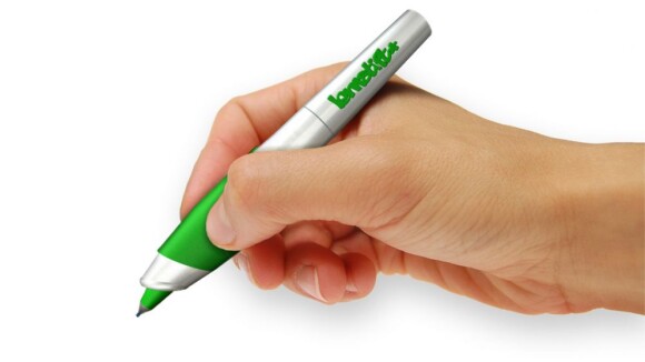 Un stylo high tech avec correcteur intégré : fini les fôôôtes