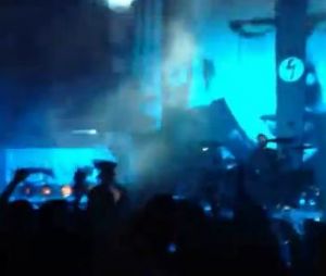 Marilyn Manson s'effondre sur scène en plein concert (à partir d'1:13 sur la vidéo).