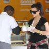 Kim Kardashian et Kanye West ont décidé de marquer leur retour à Los Angeles en s'offrant une glace... deux pour Kim. Fringale de femme enceinte oblige.