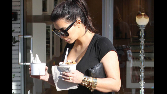 Kim Kardashian : ses fesses ? De la glace pour les entretenir, une chemise pour les cacher