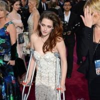 Kristen Stewart : des béquilles comme accessoire de mode aux Oscars 2013