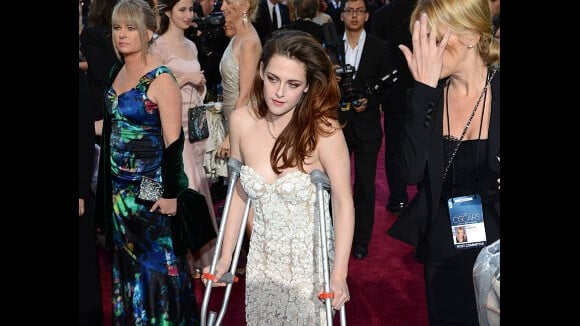 Kristen Stewart : des béquilles comme accessoire de mode aux Oscars 2013