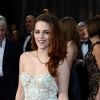 Kristen Stewart n'a pas perdu le sourire pour autant aux Oscars 2013