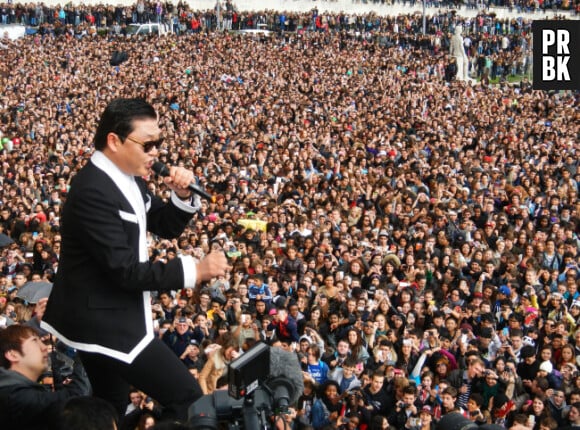 Psy danse le Gangnam Style au Trocadéro
