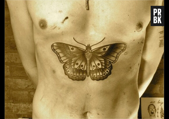 Un papillon sur le torse pour Harry Styles