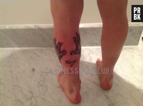 Messi a tatoué les mains de son petit Thiago sur son mollet le 20 mars 2013