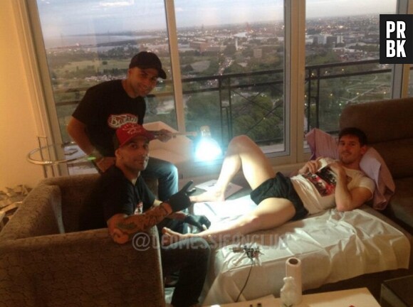 Lionel Messi, séance de tatouage dans sa chambre d'hôtel le 20 mars 2013