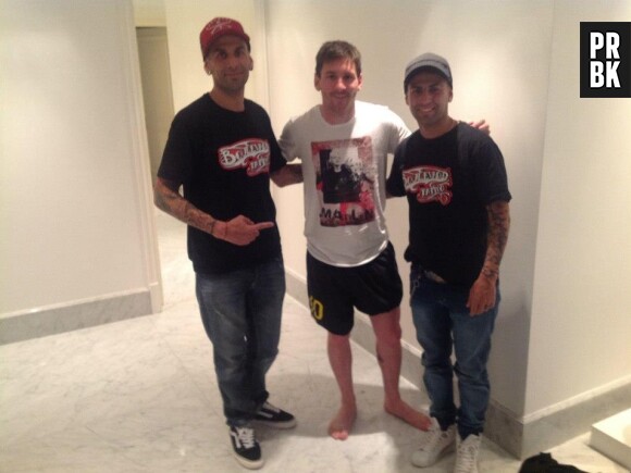 Lionel Messi pose avec ses tatoueurs le 20 mars 2013
