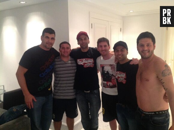 Lionel Messi, ses tatouers et sonfrère Matias (tout à droite) le 20 mars 2013